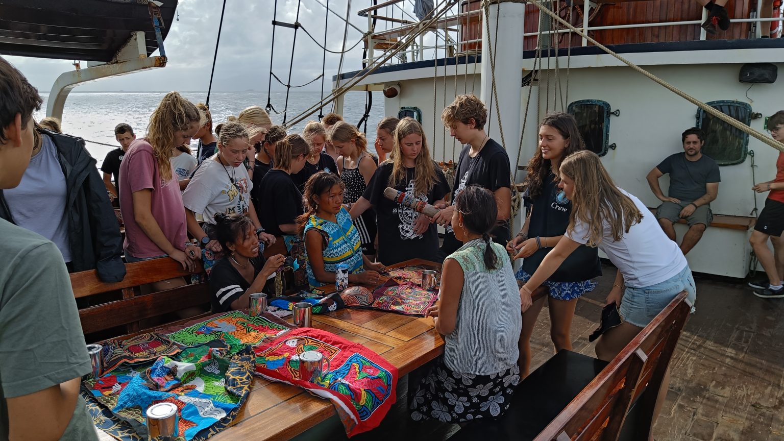 Hola, me llamo... - School at Sea